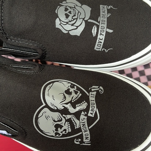 Vans Men’s Classic Slip-0n
Love You To Death Black/True Wht
VN0A5JMH6BT
Sneakers - Picture 15 of 16